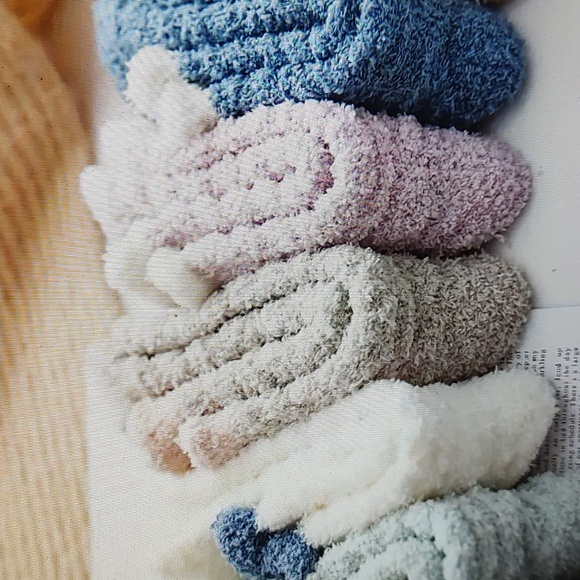 NWT 5 Pairs Fluffy Fleece Socks - Picture 2 of 2